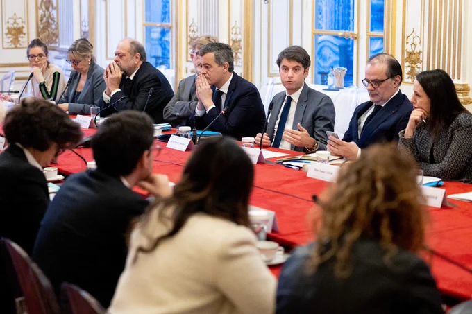 Gabriel Attal, entouré des membres du Gouvernement, pour la toute première réunion de travail à Matignon.