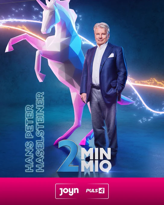 Ein Mann steht vor einem Pferd.
