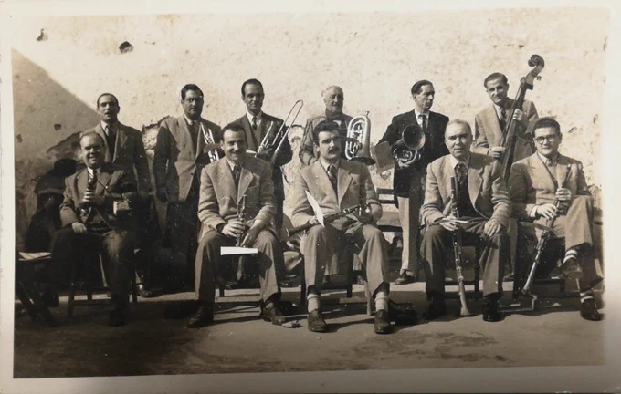 Imatges de cobles, ofereixen sessions sardanístiques i de concert.
La cobla és una agrupació musical pròpia del nostre país amb predomini d’instrument de vent.
"La Principal de Lleida" 1949
