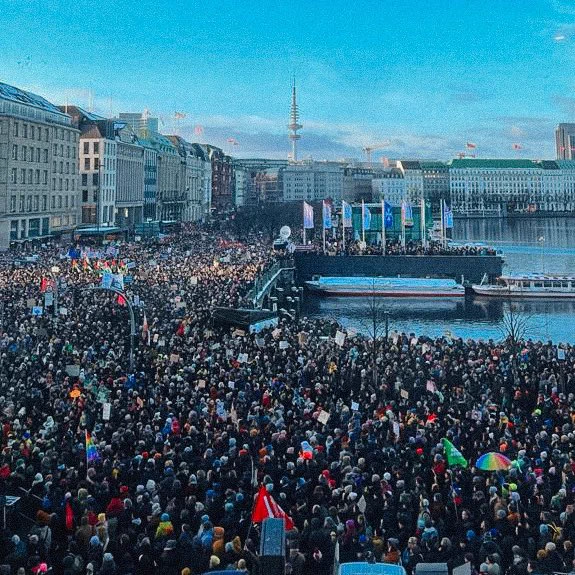 Blick an den vollen Jungfernstieg während der Demo