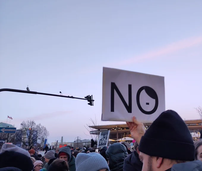 Mann mit Protestschild gegen rechts. 