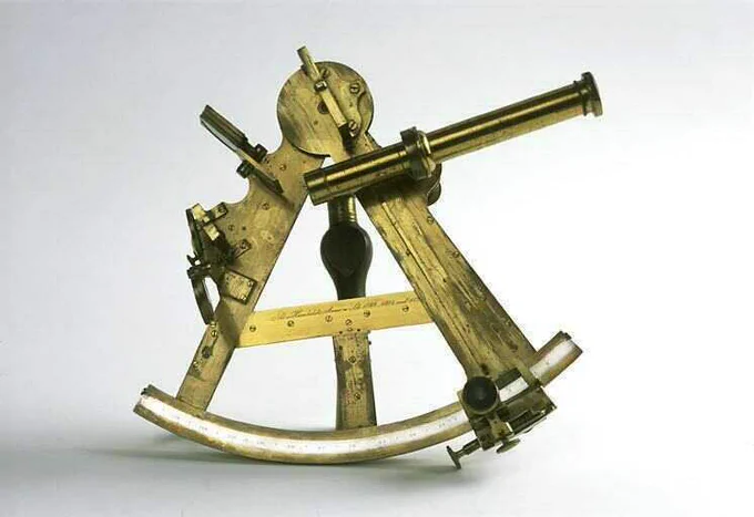 Claude Menniger a immortalisé en 2003 cet outil de navigation indispensable au calcul des distances en mer : le sextant. Inventé au 18ème siècle par deux chercheurs, John Hadley et Thomas Godfrey, il est doté de deux miroirs permettant de calculer des distances angulaires (entre deux points). Les étoiles lui sont indispensables pour fonctionner : par exemple, la distance entre l'horizon et l'étoile polaire donne au marin la latitude du lieu. 
© Inventaire général, ADAGP et © Université Louis Pasteur