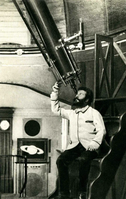 Cette photographie en noir et blanc, datant du premier quart du 20ème siècle, présente en son centre Camille Flammarion, célèbre astronome français. Ce passionné de sciences est ici en pleine utilisation de son équatorial, visible sur la partie supérieure de la photographie: il s’agit d’une lunette spécifique ne se déplaçant qu’à la parallèle de l’équateur. Le chercheur est installé dans son observatoire de Juvisy, là où est encore disposée aujourd’hui cette fameuse lunette astronomique.
© Observatoire de Paris