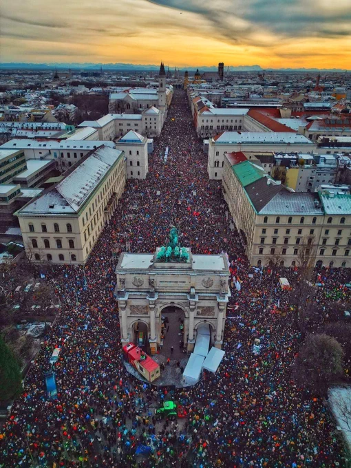 Demo gemeinsam gegen Rechts sind München am 21.1.2024. Blick vom Siegestor Richtung Odeonsplatz /Marienplatz 