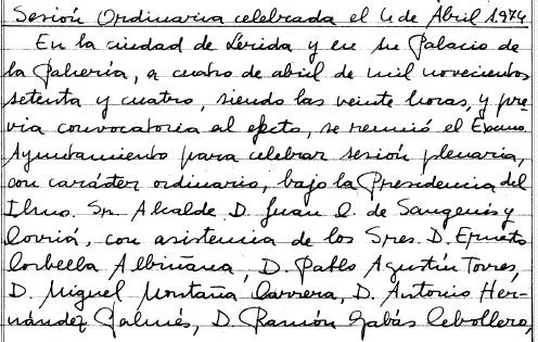 Captura d'un fragment d'una acta del Ple, concretament de la sessió ordinària celebrada el 4 d'abril de 1974. La sessió va tenir lloc a les vint hores sota la presidència de l'alcalde Juan Casimiro de Sangenís y Corriá.