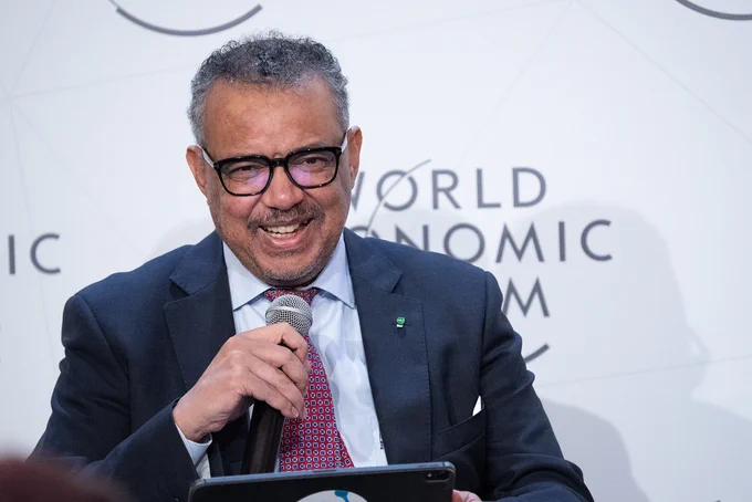 En el escenario de la salud global, surge con contundencia la incertidumbre en torno a las afirmaciones de Tedros Gebreyesus, director general de la OMS, quien asegura que la ficticia "enfermedad X" es 20 veces más mortal que el Covid-19. Este enigma plantea dudas sobre la ética en la gestión de pandemias, especialmente cuando se utiliza la coerción estatal basada en el temor a una enfermedad aún inexistente. 
En medio de la incertidumbre global, es imperativo una evaluación crítica de las acciones de la OMS, defendiendo la verdad y la ética como pilares fundamentales.
La resistencia se intensifica contra el tratado internacional propuesto, y las enmiendas la reglamento Sanitario Internacional, centrándose en la búsqueda de la verdad y la protección de la libertad individual.  La acción empieza por desmitificar la "enfermedad X"
