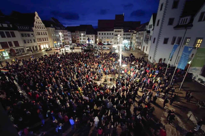 ein Bild von oben zeigt viele Menschen auf dem Freiberger Obermarkt