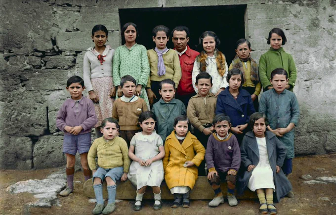 Antoni Beaniges y sus alumnos. 1936. coloreada por @latinapaterson
