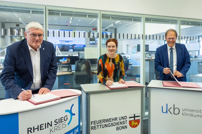 Vertragsunterzeichnung: (von links) Sebastian Schuster, Landrat des Rhein-Sieg-Kreises, Bonns Oberbürgermeisterin Katja Dörner und Prof. Wolfgang Holzgreve, Ärztlicher Direktor des Universitätsklinikums Bonn (UKB), bei der Unterzeichnung der öffentlich-rechtlichen Vereinbarung für die Trägergemeinschaft für das gemeinsame Telenotarztsystem.