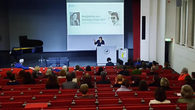 Blick aus dem Publikum: Wissenschaftssenatorin Dr. Ina Czyborra hält eine Rede. 