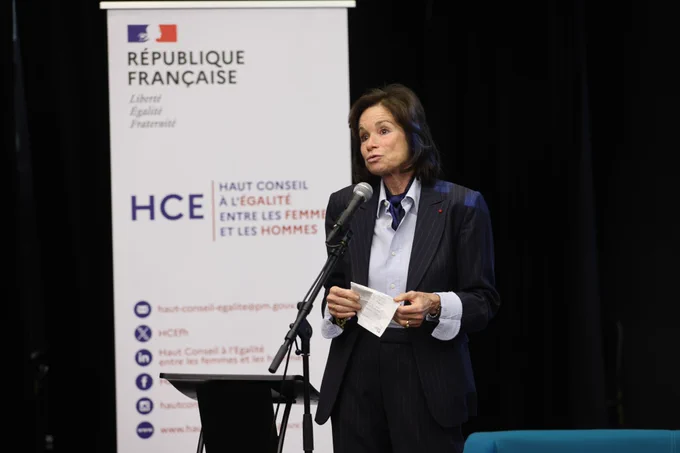 Sylvie Pierre-Brossolette, présidente du HCE, s'exprimant sur scène au micro.