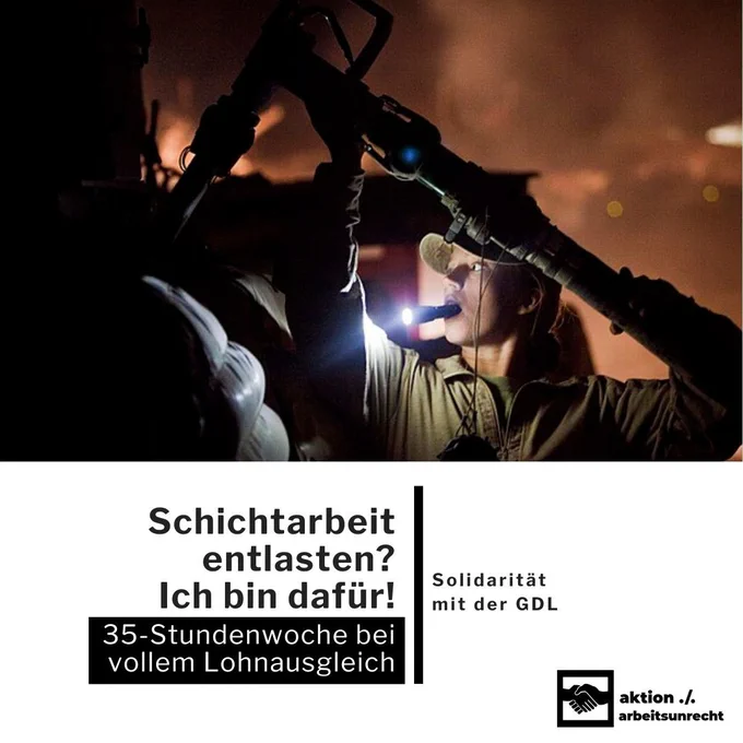 Frau in Nachtschicht auf der Arbeit  füllt mit Taschenlampe im Mund etwas in einen Tank oder eine Maschine.
