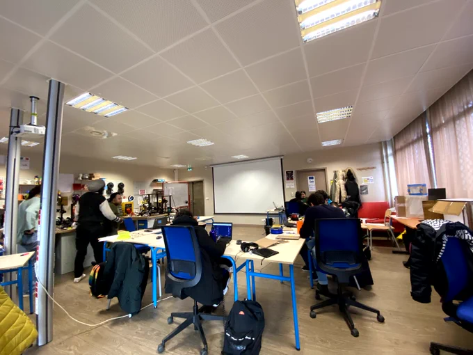 Les associés et les apprenant·es travaillant en groupe sur leurs prototypes au sein des locaux de LaFabNum