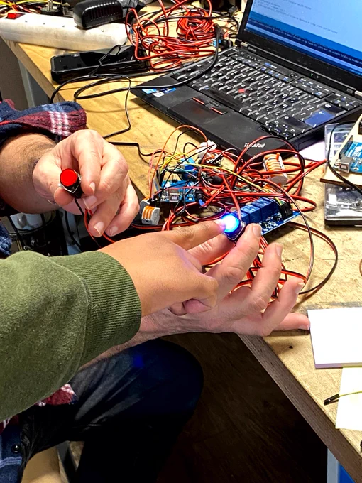 Dylan teste les boutons qui émettent une couleur et une fois appuyé allume un bouton d'une autre couleur