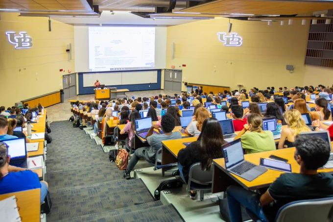 U B students in a class in Knox Hall.