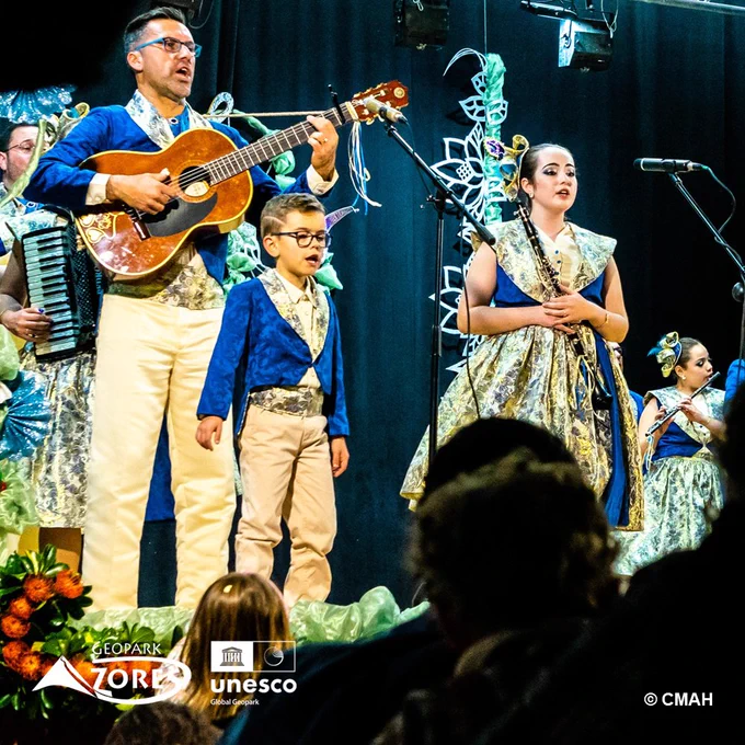 🇵🇹 As Danças, Bailinhos e Comédias de Carnaval da ilha Terceira, integram a lista de Património Cultural Imaterial.
Durante quatro dias, entre o sábado e a terça-feira de Entrudo, centenas de actores, cantores e músicos amadores percorrem os palcos da ilha Terceira, actuando de forma gratuita, pela madrugada dentro, com danças, bailinhos e comédias, que são espectáculos de teatro popular, em rima, muitas vezes com crítica social, intercalados com coreografias e música.


🇬🇧 Terceira Island's Carnival Dances, Bailinhos and Comedies are on the list of Intangible Cultural Heritage.
For four days, between Saturday and Tuesday of Carnival, hundreds of amateur actors, singers and musicians take the stages of Terceira Island, performing for free until the early hours of the morning, with dances, bailinhos and comedies, which are popular theater shows, in rhyme, often with social criticism, interspersed with choreography and music.
