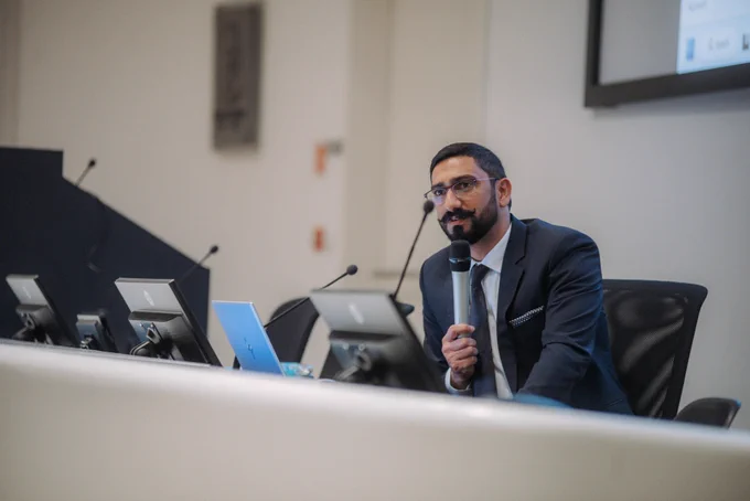 Mushtaq Bilal during a presentation at the Institute of Molecular Genetics of the Czech Academy of Sciences.