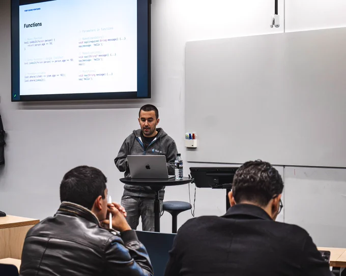 Oscar giving Flutter presentation