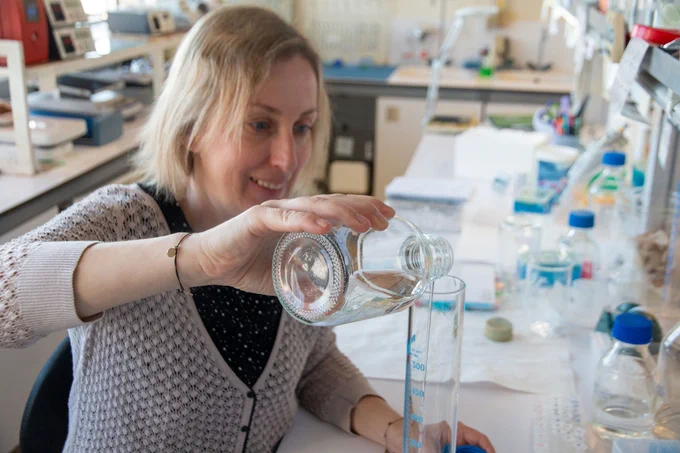 Cristina Crava al seu laboratori a la Universitat de València. / Foto: Lautaro Iglesias