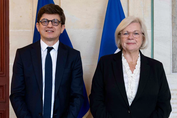 La ministre du Travail, de la Santé et des Solidarités, Catherine Vautrin, se trouve à côté du Professeur Samir Henni, nouveau Directeur général des Hôpitaux Universitaires de Strasbourg.