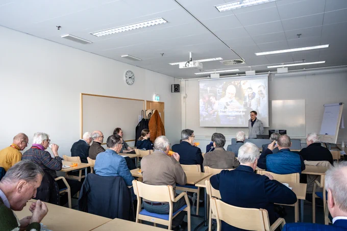 Kuvassa Teekkariystävät kuuntelevat, kun professori Lauri Kettunen kertoo heille tekniikan alan koulutuksesta Jyväskylän yliopistossa.