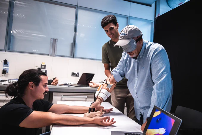 Transradial amputee Fabrizio with prosthetic forearm demonstrating temperature sensing function. Credit: EPFL Caillet 