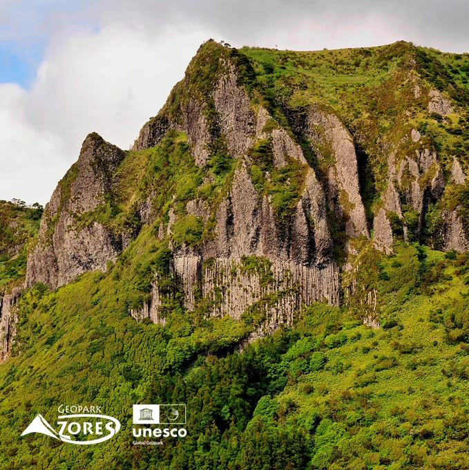 🇵🇹 A Rocha dos Bordões, um dos 121 geossítios do @azoresgeopark, é um dos ex libris da ilha das Flores, e apresenta-se segundo enormes colunas rochosas, que lembram bordões feitos de pedra.
Este geossítio pode ser observado da estrada que a envolve, em especial a partir do Miradouro da Rocha dos Bordões.

🇬🇧 Rocha dos Bordões, one of the 121 geosites in the @azoresgeopark, is one of the ex libris of Flores island, and features huge rocky columns that resemble embroideries made of stone.
This geosite can be seen from the road that surrounds it, especially from the Rocha dos Bordões viewpoint.
