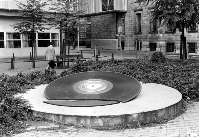 Het Raamplein met het monument voor Louis Davids. Bij de Zandstraat waar Louis Davids geboren is. 1985