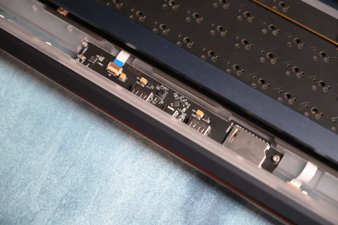 Configuration: USB Hub, Card reader, Wire, Hot swapping

