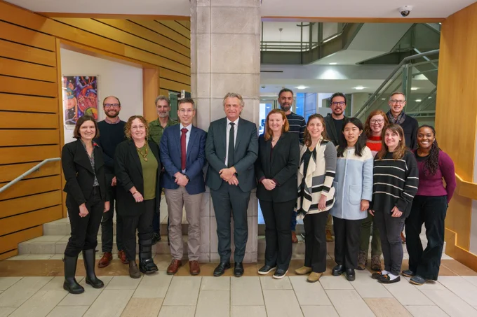 Chancellor Daniel Diermeier visits with Antonis Rokas and the Evolutionary Studies Initiative.