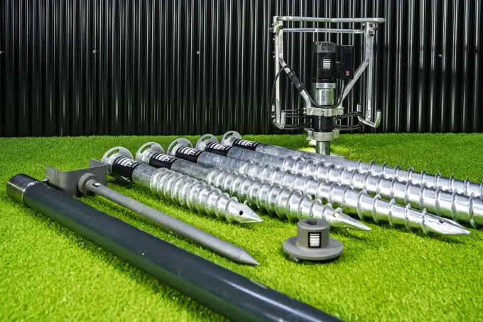 Ground screw machines and ground screw starter kits 