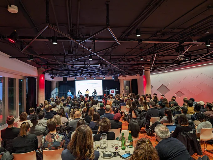 Une salle de conférence pleine à craquer.