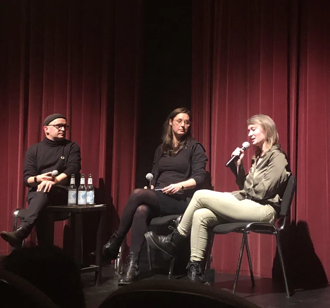 Gespräch im Anschluss an die Filmvorführung. Auf der Bühne sitzen Anna Alboth, Łukasz Tomaszewski und Katharina Nocun.