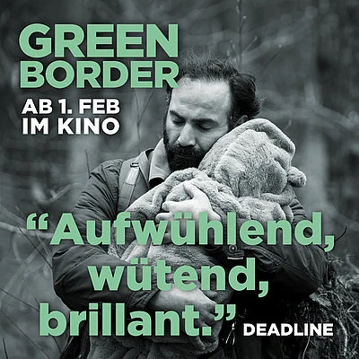 Sharepic zum Film GREEN BORDER. Ein Schwarz-Weiß Foto von einem Mann im Wald, der ein kleines Kind im Arm hält. Dazu die Aufschrift: GREEN BORDER, ab 1. Feb im Kino. "Aufwühlend, wütend, brillant." Deadline. 