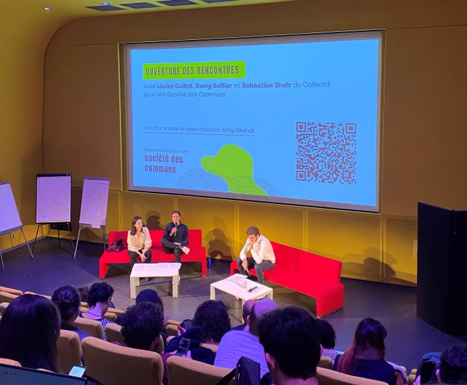 Visuel journée société des communs à la gaité lyrique. Photo prise dans un amphi pendant l'ouverture de la journée