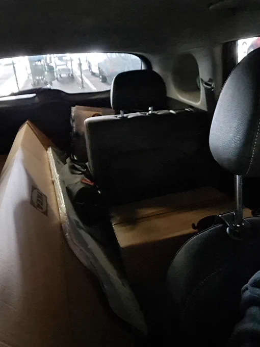 Der Innenraum eines Autos, der ganz gut mit Kartons von IKEA gefüllt ist