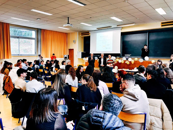 Photo représentant la salle où a lieu la remise des diplômes avec une foule au premier plan