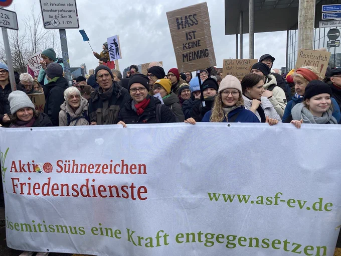 Protestierende halten ein Transparent gegen Antisemitismus am Deutschen Bundestag in Berlin. Aktion Sühnezeichen Friedensdienste beteiligte sich an der Demonstration #wirsinddiebrandmauer