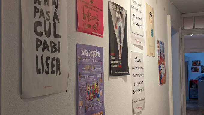 Plusieurs affiches sur un mur du planning familial de Strasbourg 