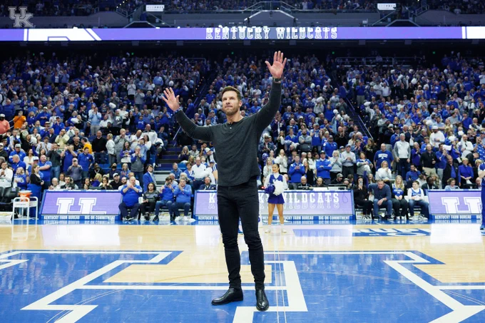 Tim Couch salutes the crowd in Rupp Arena