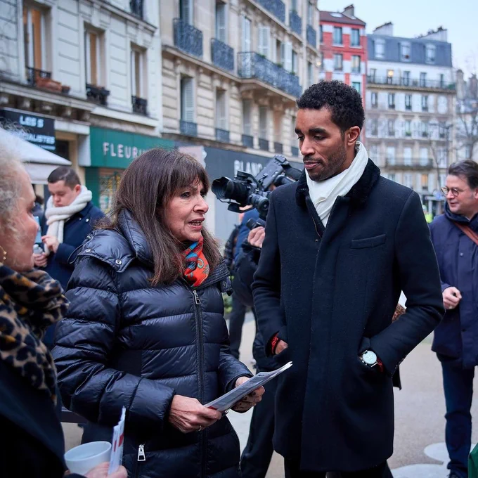 Foto mit Anne Hidalgo, Bürgermeisterin in Paris, bei einem Interview zur Abstimmung über die SUV