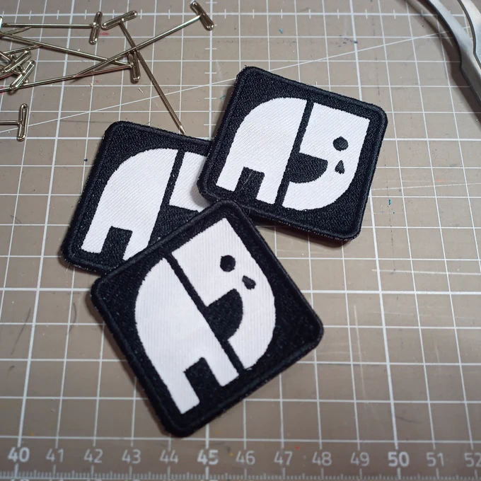 Quadratische schwarze Patches mit Natenoms Elefanten 