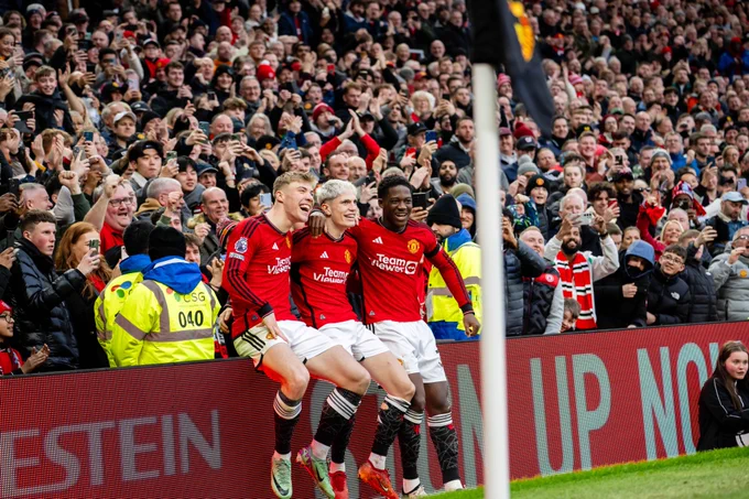 Rasmus Hojlund, Alejandro Garnacho and Kobbie Mainoo celebrate Garna's goal v West Ham.