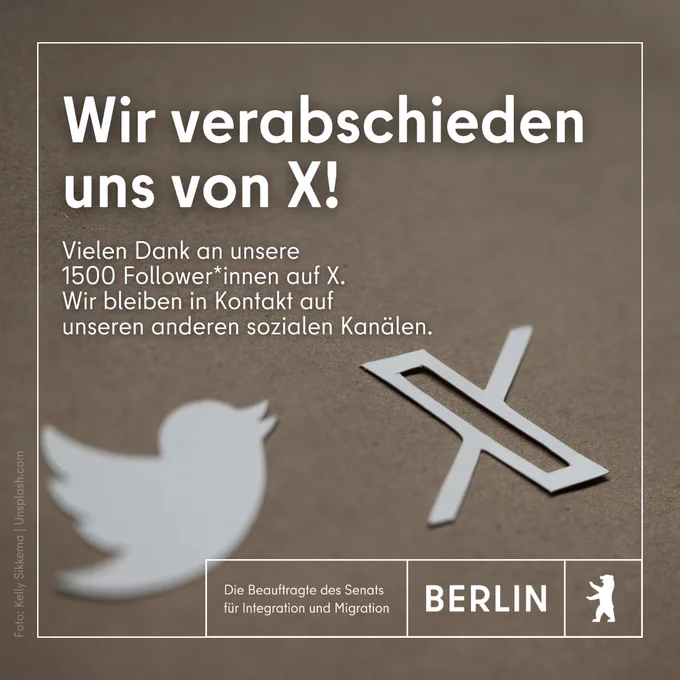Das Twitter und X-Logo liegen auf einem hellbraunen Hintergrund. Oberhalb davon steht: Wir verabschieden uns von X! Vielen Dank an unsere Follower*innen auf X. Wir bleiben in Kontakt auf unseren anderen sozialen Kanälen. Unterhalb davon ist das Logo der Beauftragten des Berliner Senats für Integration und Migration zu sehen.