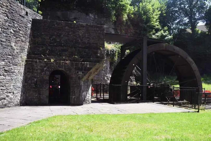 Side on I age of the water wheel with no water running through it.