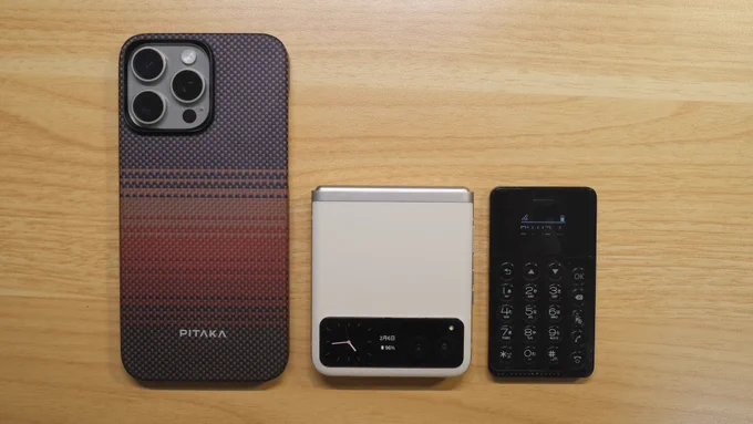 左からiPhone 15 Pro Max、Motorola razr 40、NichePhoneの順