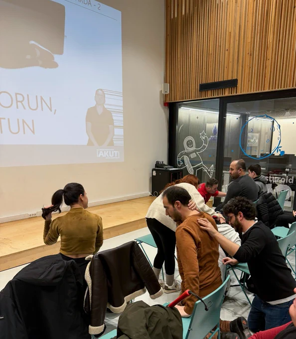 Fotoğrafta, katılımcılara çök kapan tutun eğitimi uygulamalı bir şekilde gösteriliyor.