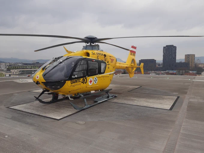 ÖAMTC-Intensivtransporthubschrauber Christophorus 33 - ein gelber Hubschrauber auf einem Landeplatz