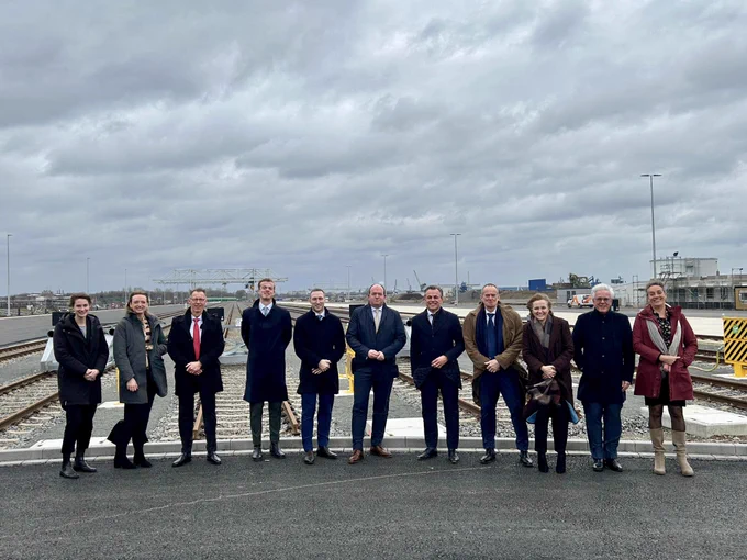 Minister Mark Harbers poseert met meepratende partijen.