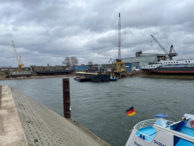 Foto vanaf de kade genomen. In het water liggen schepen.